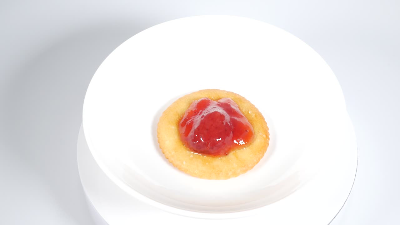 Round crackers with strawberry jam