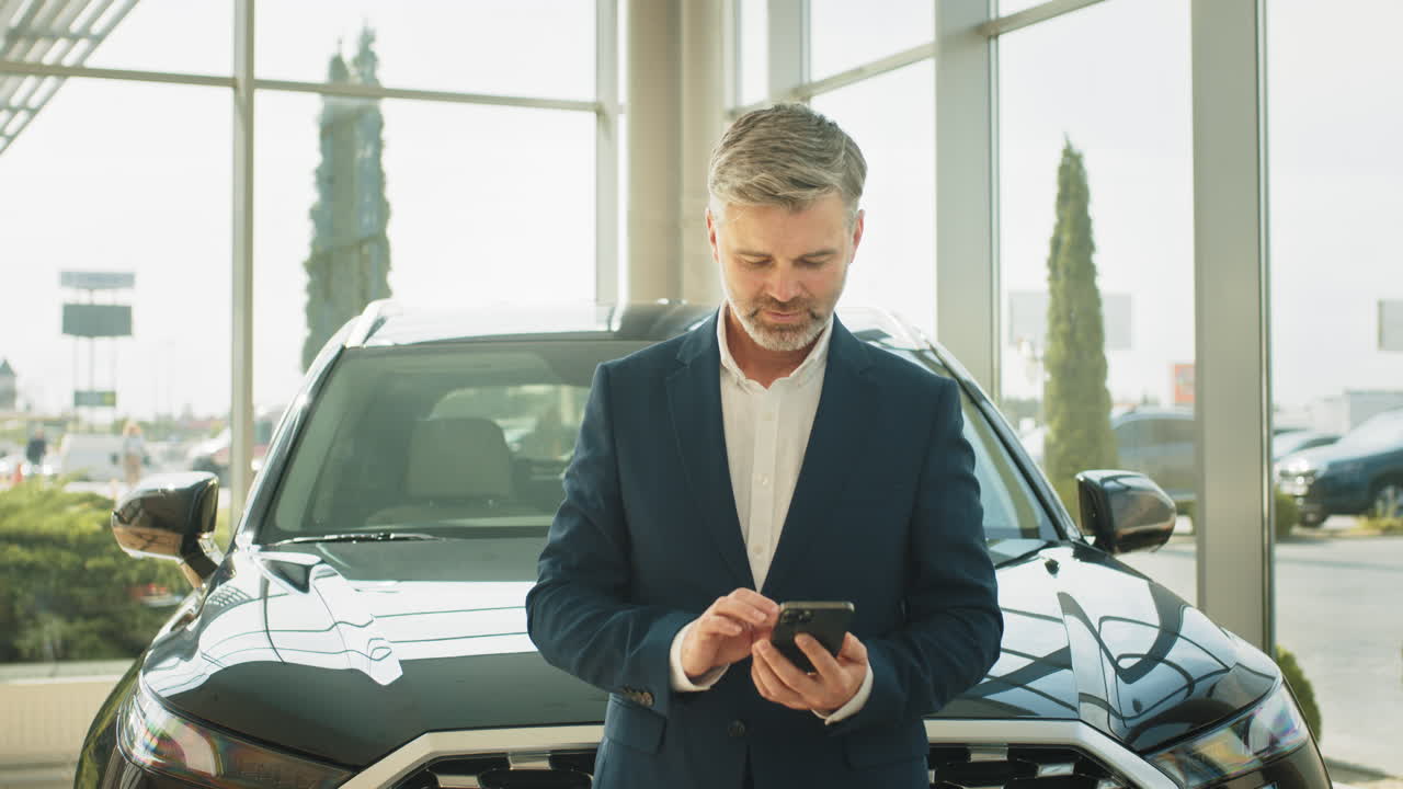 hombre de negocios en un concesionario de automóviles