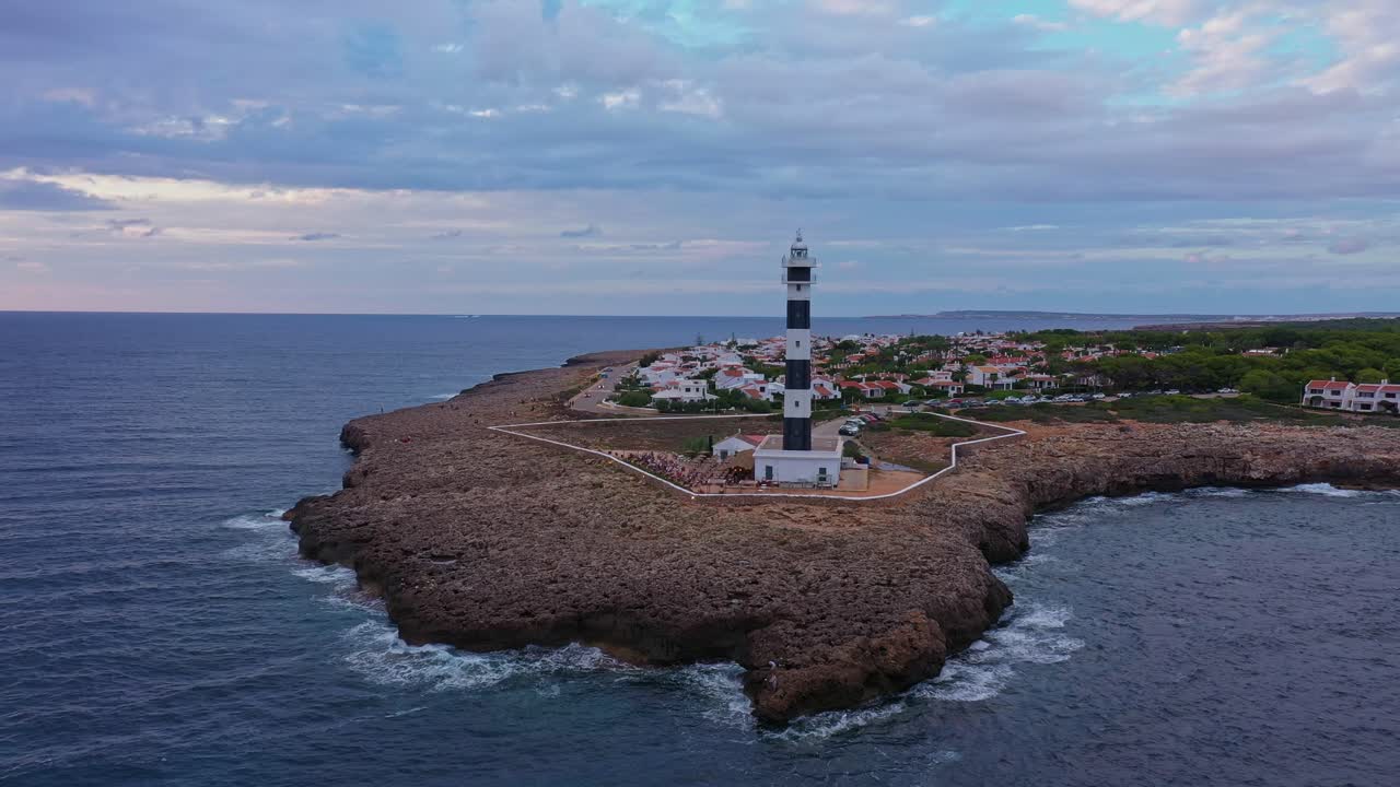 revelación aérea del faro de artrutx en españa