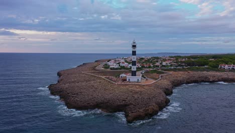 Luftrückzugsenthüllung-Des-Artrutx-Leuchtturms-In-Spanien