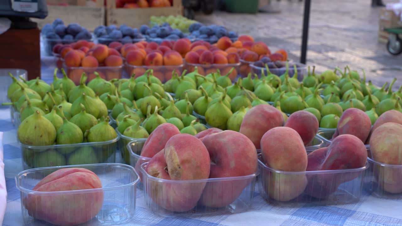 un mercado de frutas en las calles de zara, zadar en croacia