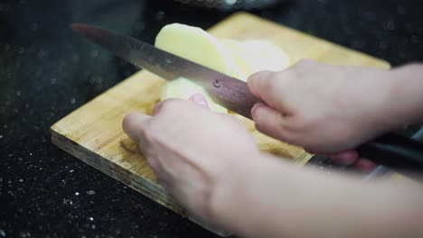la patata cortada en la mesa de trabajo