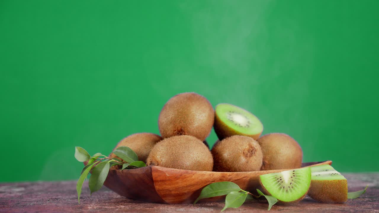Kiwi maturo su un piatto con vapore freddo.