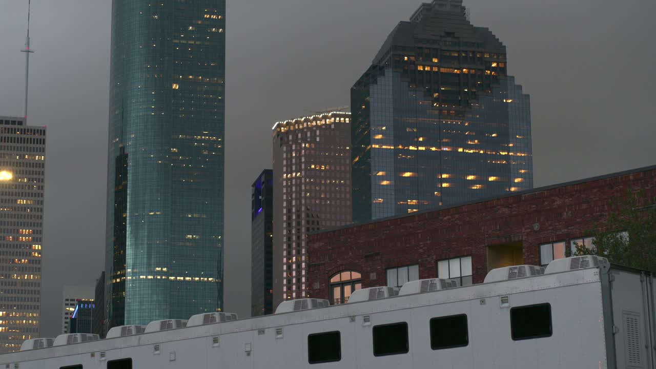 vista de ángulo bajo de rascacielos en el centro de houston, texas