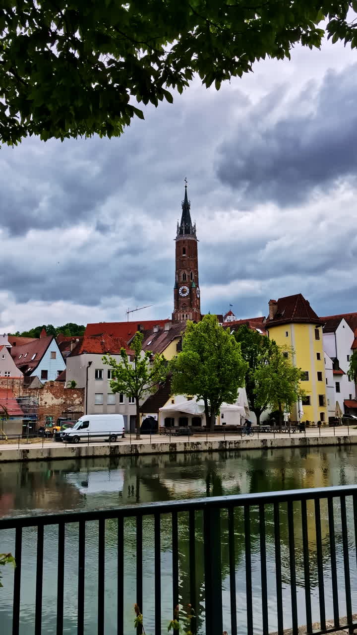 Vista della Chiesa di San Martino a Landshut, con fiume e cielo spettacolare, scatto verticale