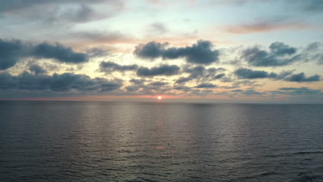 dron volando sobre el mar en una hermosa puesta de sol