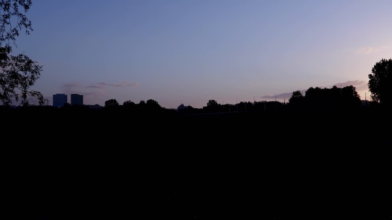 자연에서 새벽, 태양은 거의 뜨고 있습니다.