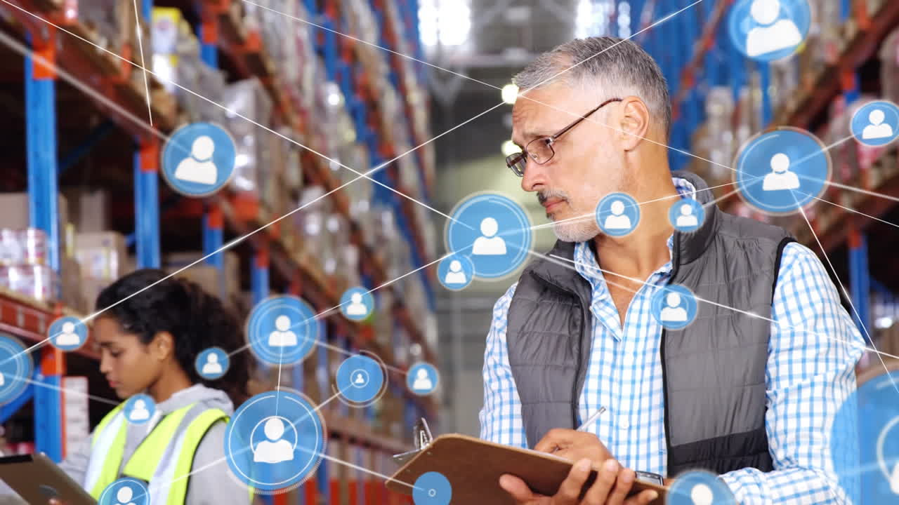 animación de una red de perfiles sobre un supervisor caucásico que escribe en un clipboard en un almacén