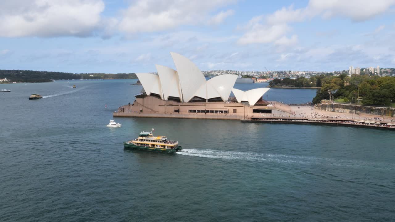 Ferryboat traffic around Sydney Opera House, Sydney, Australia.