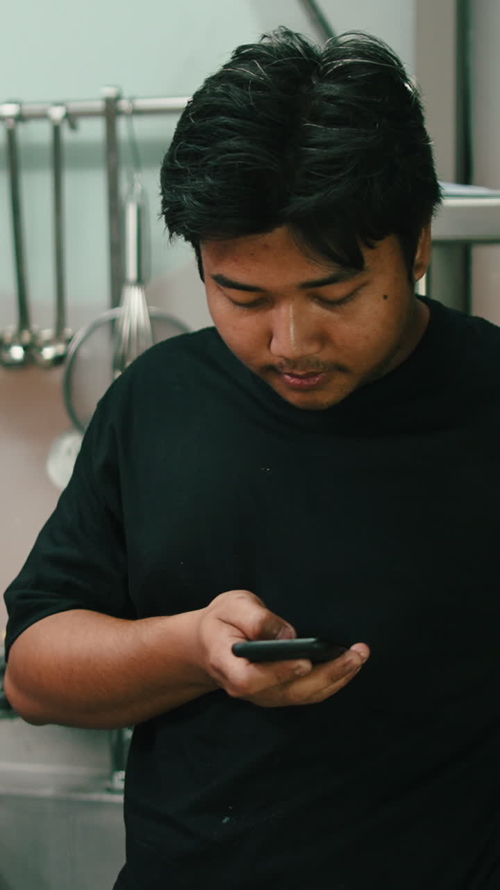 부에서 전화를 사용하는 남자