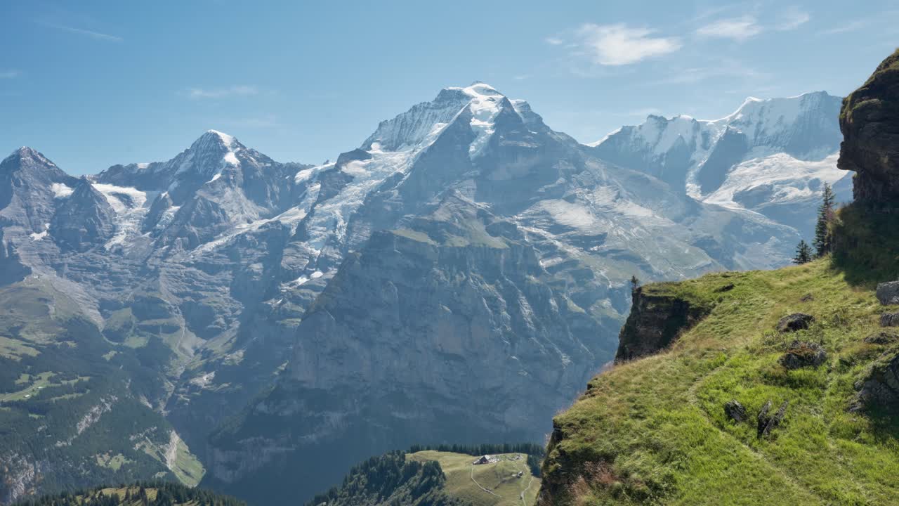 sea testigo del impresionante panorama de la cadena montañosa cubierta de nieve, que abarca una vista absolutamente impresionante que verdaderamente hipnotiza al alma aventurera
