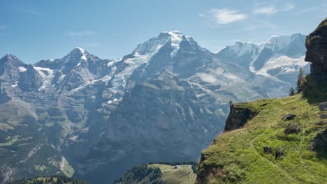 Sea-Testigo-Del-Impresionante-Panorama-De-La-Serie-De-Montañas-Empapadas-De-Nieve,-Que-Abarca-Una-Vista-Absolutamente-Impresionante-Que-Realmente-Fascina-Al-Alma-Aventurera.