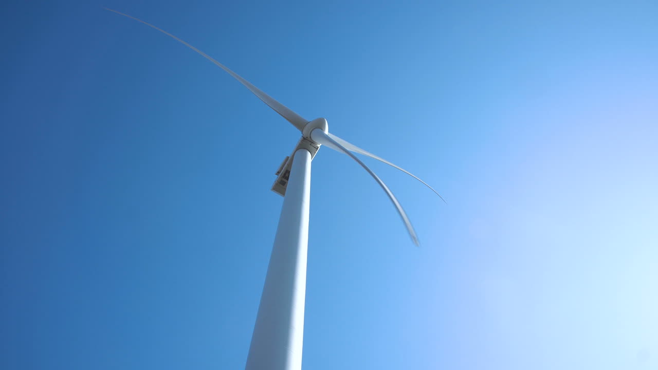 파란 하늘에 대한 풍력 터빈