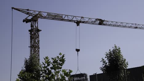 grúa de construcción sobre fondo de cielo azul