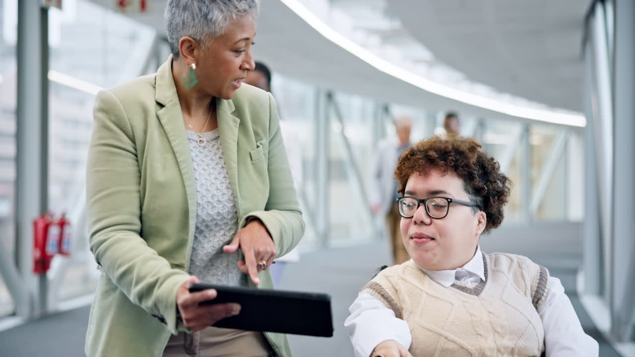 mujeres de negocios, silla de ruedas