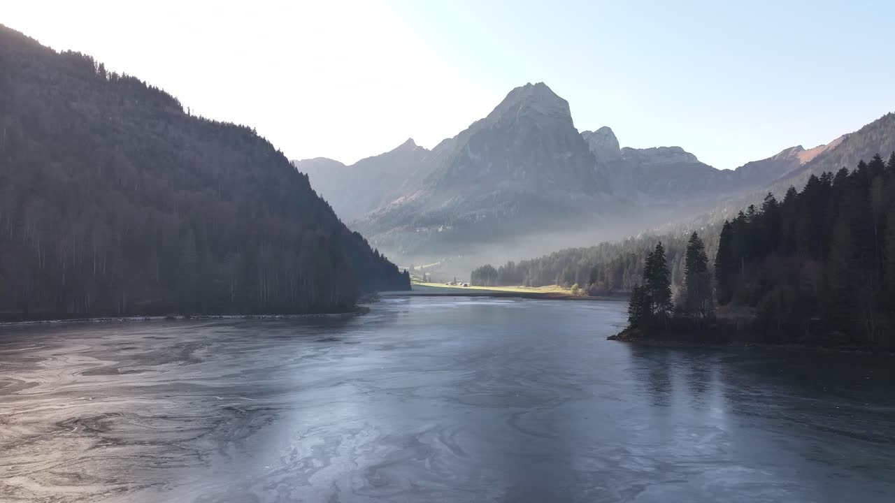 스위스 네펠스 (näfels) 에서 아침 안개 아래 산과 나무가 반사되는 얼어붙은 오버세 (obersee)