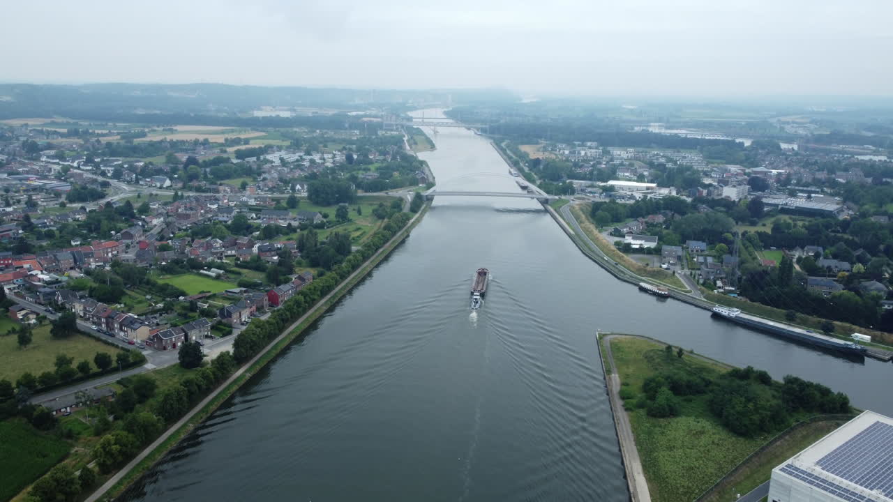 벨기에 의 한 도시 를 통과 하는 배 가 있는 운하 의 공중 사진