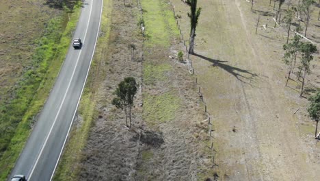 Drone-Volando-A-Lo-Largo-De-La-Carretera-En-El-Paisaje-Rural,-Bajool