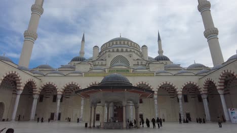 vista exterior de una mezquita en turquía