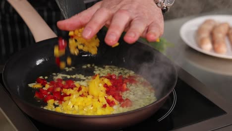 preparando un stir-fry con pimientos y cebollas