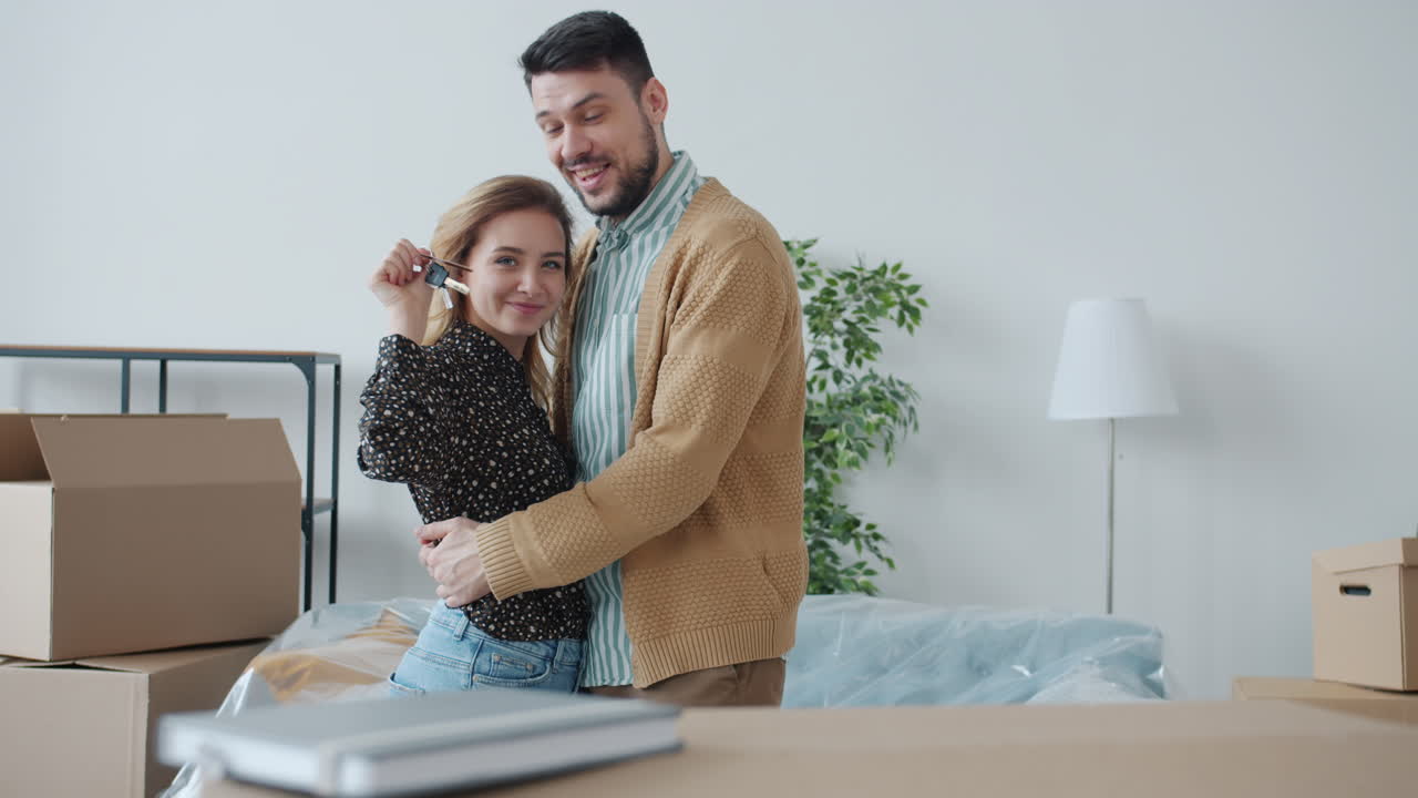 Pareja feliz mudándose a su nuevo hogar