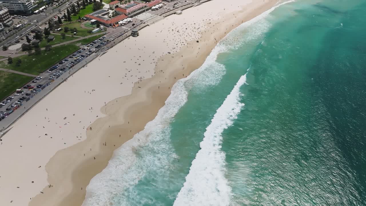 tomada aérea de drones de la playa de bondi, uno de los destinos costeros más emblemáticos de australia