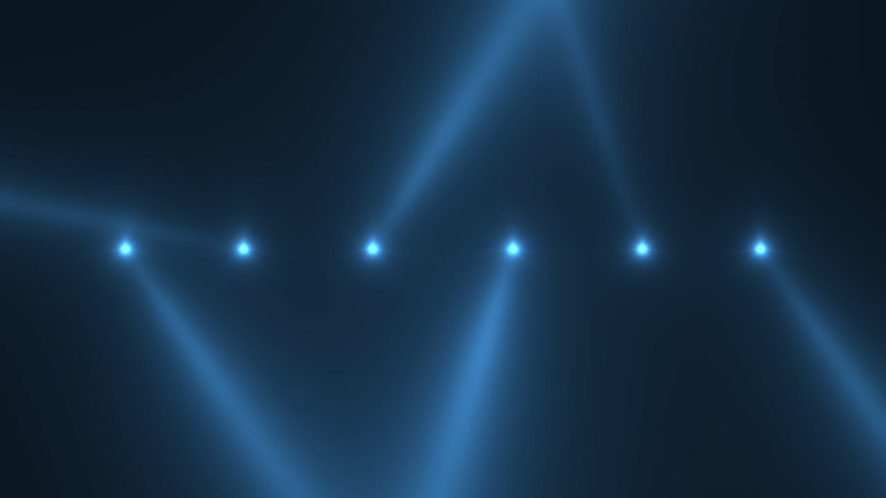 Raggi di riflettore blu neon luminosi su palco da discoteca