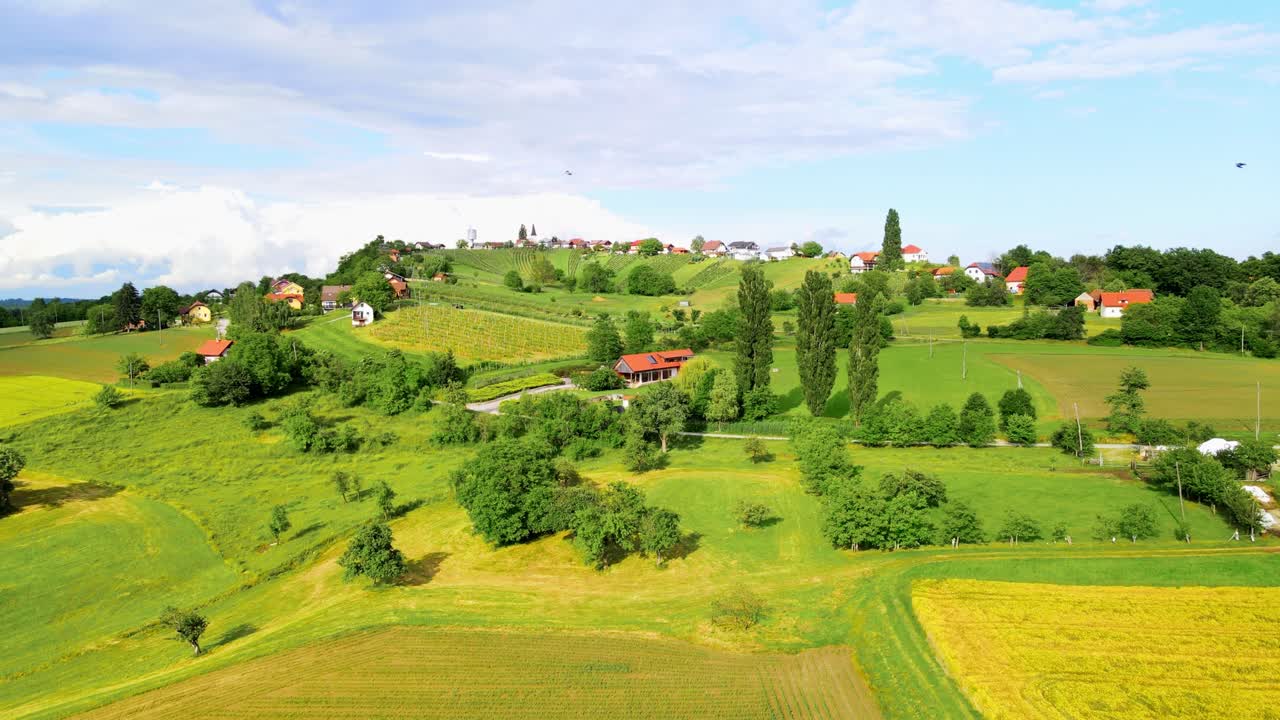 hum pri ormo의 매력적인 마을의 놀라운 4k 드론 영상?