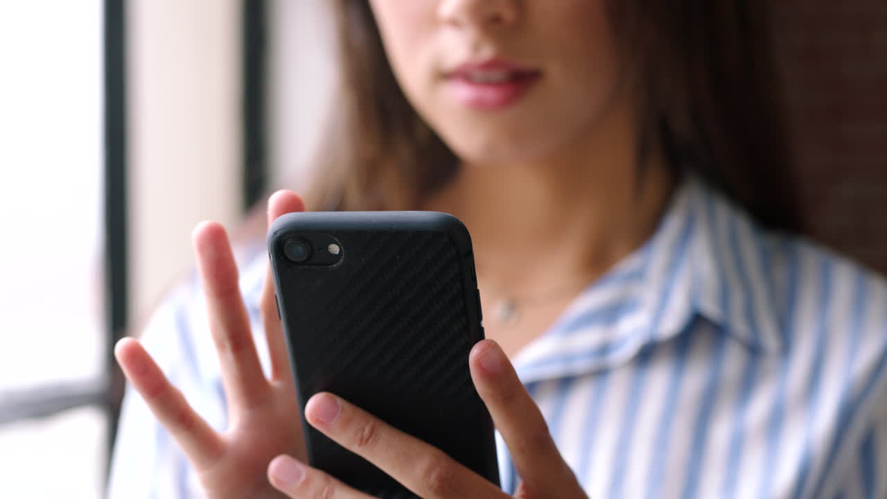 소녀, 손에 스마트폰과 소셜 미디어 스크롤