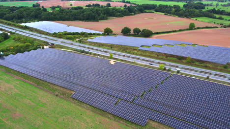 Neben-Der-Autobahn-A20-In-Deutschland-Befindet-Sich-Ein-Solarpark