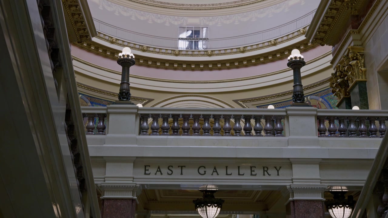 Ripresa cinematografica con gimbal in discesa all'interno della cupola del Campidoglio del Wisconsin, che rivela la rotonda con architettura interna dettagliata e movimento fluido.