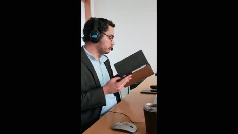 hombre de negocios en videoconferencia