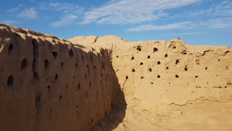 muros y restos de toprak kala, antigua ciudad palaciega en karakalpakstán, uzbekistán