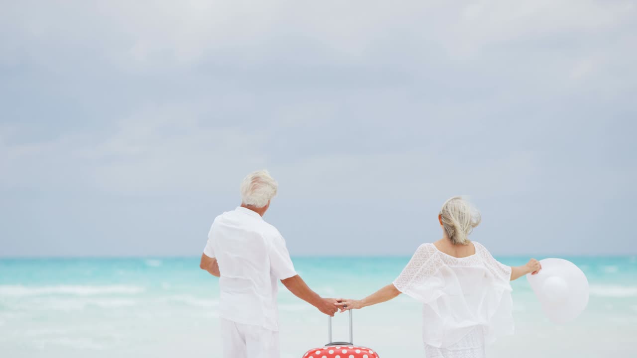 가방 을 들고 해변 에 있는 발 벗은 성숙 한 백인 부부