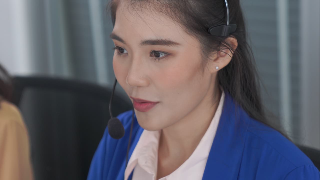 オフィスで積極的に働くヘッドセットを着用したビジネスウーマン
