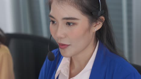 Geschäftsfrau-Mit-Headset,-Die-Aktiv-Im-Büro-Arbeitet