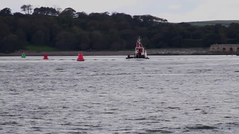 Imágenes-Tomadas-De-Un-Viaje-En-Barco-Por-El-Río-Tamar-En-Plymouth,-Devon-En-Inglaterra