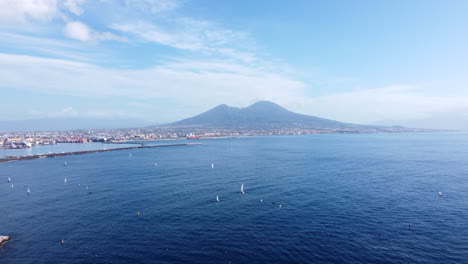 revelación aérea del castillo de ovo, punto de referencia histórico y pintoresco de nápoles. paisaje marítimo, volcán del vesubio en el horizonte.