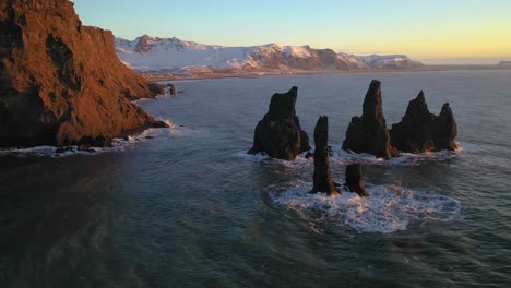 Ein-Drohnenvideo-Der-Berühmten-Reynisdrangar-seestapel-In-Island