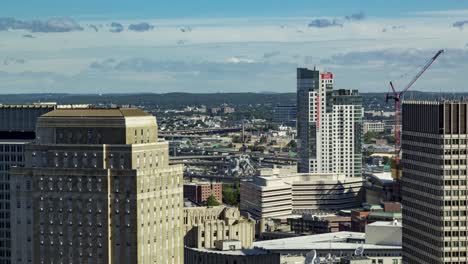 Ein-Zeitraffer-Der-Skyline-Von-Boston-Mit-Einem-Baukran-In-Der-Ferne