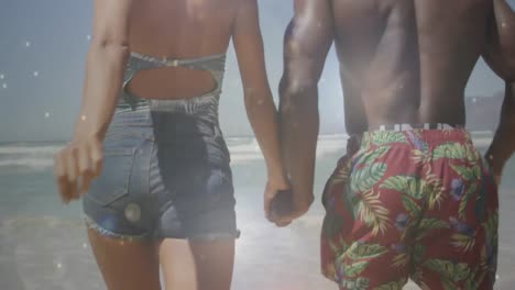 animación de una feliz pareja afroamericana cogida de las manos en la playa en un día soleado sobre el mar