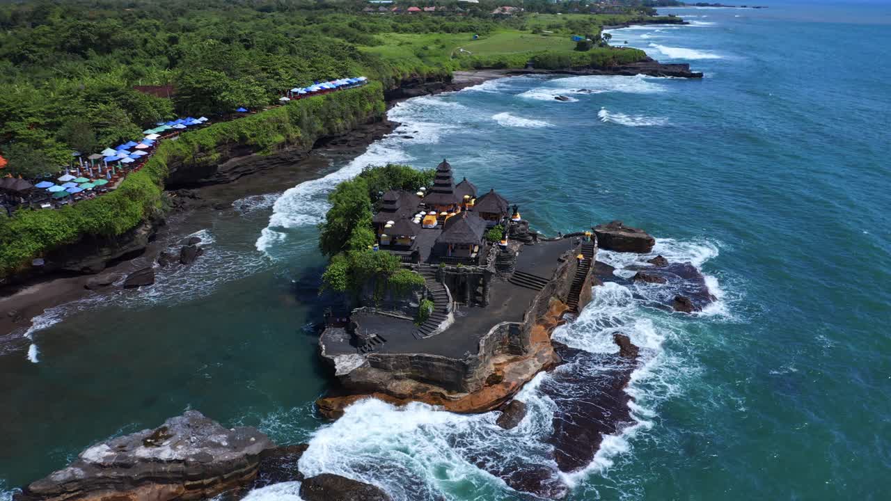 templo de tanah lot sobre a formação rochosa offshore na ilha de bali, indonésia