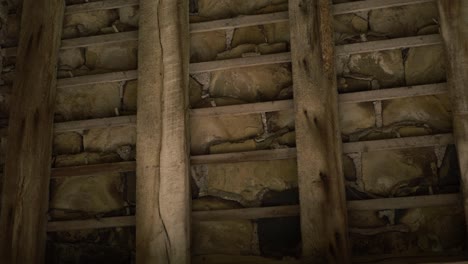 Holzdachbalken-Auf-Altem-Gebäude,-Mittlere-Schwenkaufnahme