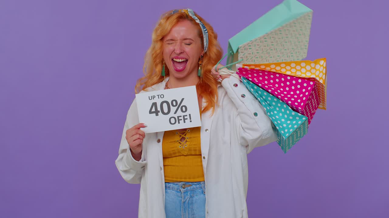 alegre chica pelirroja mostrando bolsas de compras, hasta un 40 por ciento de descuento en inscripciones pancarta, viernes negro