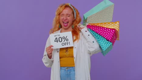 alegre chica pelirroja mostrando bolsas de compras, hasta un 40 por ciento de descuento en inscripciones pancarta, viernes negro