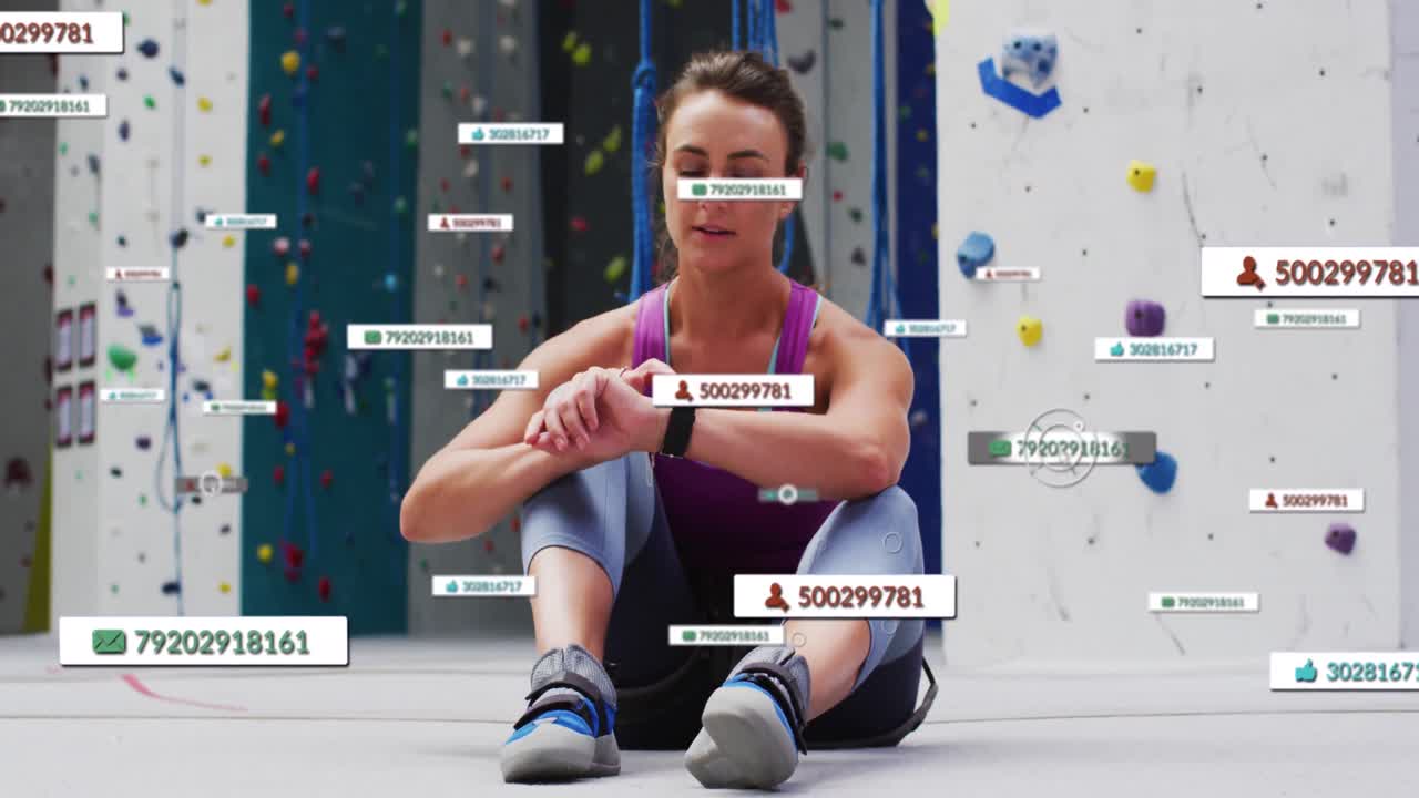 animación de iconos de los medios de comunicación sobre una mujer caucásica que usa un reloj inteligente en una pared de escalada