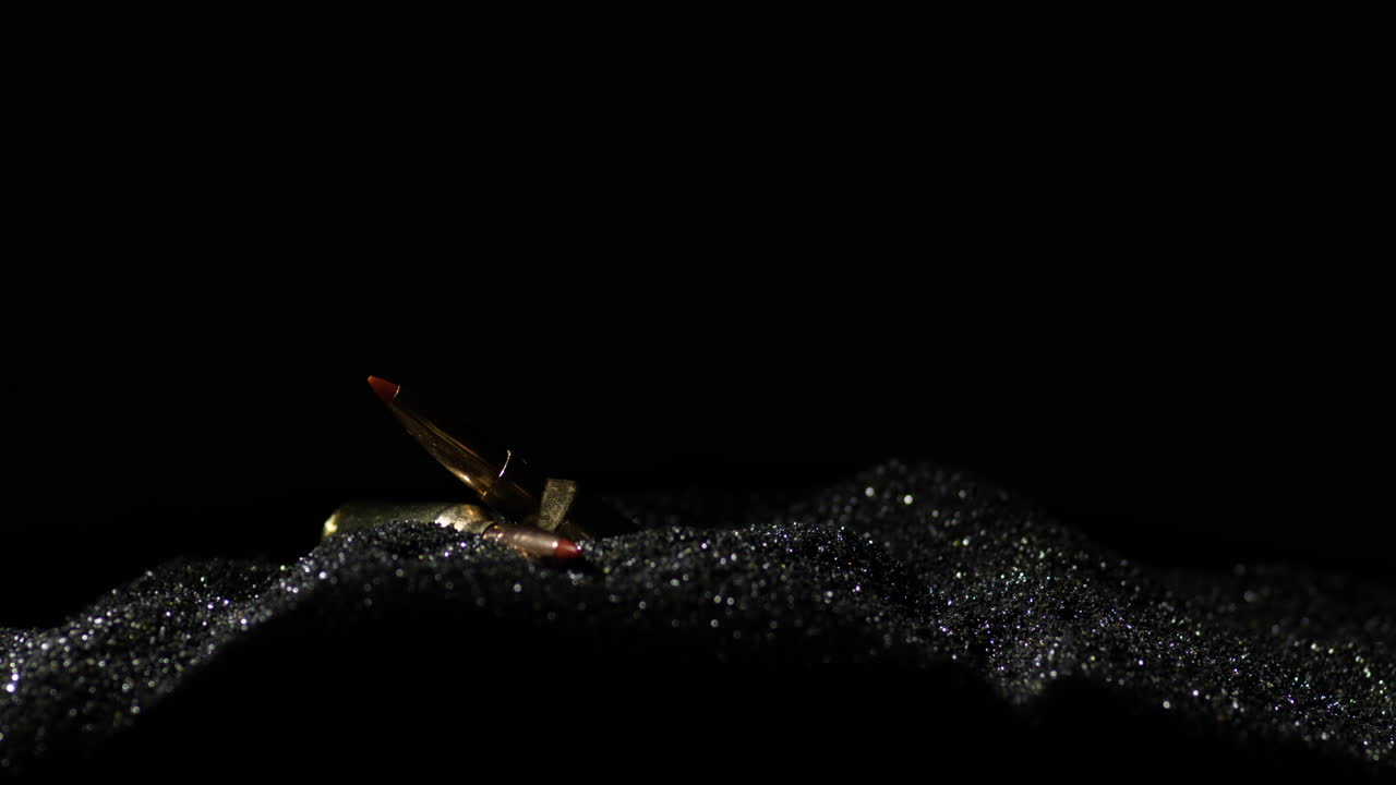 6mm 소총 카트리지와 검은색 화약을 고 있습니다.