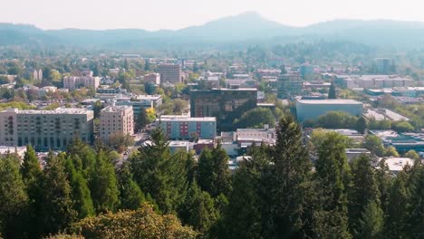 Innenstadt-Von-Eugene-An-Einem-Hellen-Tag-In-Rauch-Gehüllt,-Drohne-Steigt-Auf,-Oregon