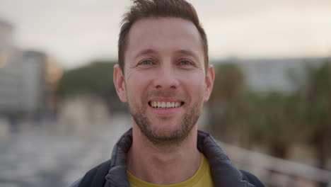 Primer-Plano-Retrato-Feliz-Joven-Turista-Sonriendo-Disfrutando-De-Un-Exitoso-Viaje-De-Vacaciones-Hombre-Caucásico-Independiente-En-La-Ciudad-Frente-Al-Mar