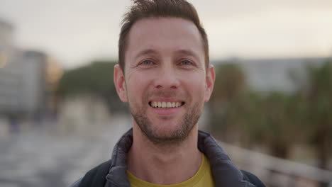 retrato de cerca de un joven feliz, un turista sonriente, disfrutando de unas vacaciones exitosas, un hombre caucásico independiente en el paseo marítimo de la ciudad